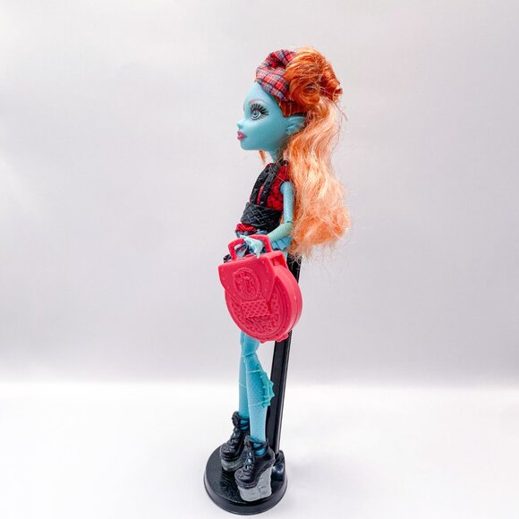 Monster High Lorna McNessie – Monster Exchange – Outfit & Accessories w/ Stand - Picture 4 of 6